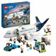 LEGO City 60367 L'Avion de Ligne, Jouet avec Bus de l'Aéroport, Remorqueur, Camion a Bagages et 9 Minifigurines