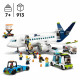 LEGO City 60367 L'Avion de Ligne, Jouet avec Bus de l'Aéroport, Remorqueur, Camion a Bagages et 9 Minifigurines